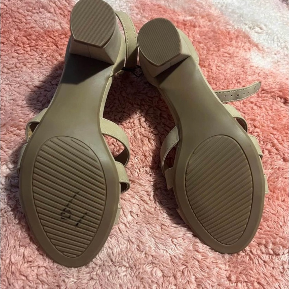 Heels - Picture 4 of 4